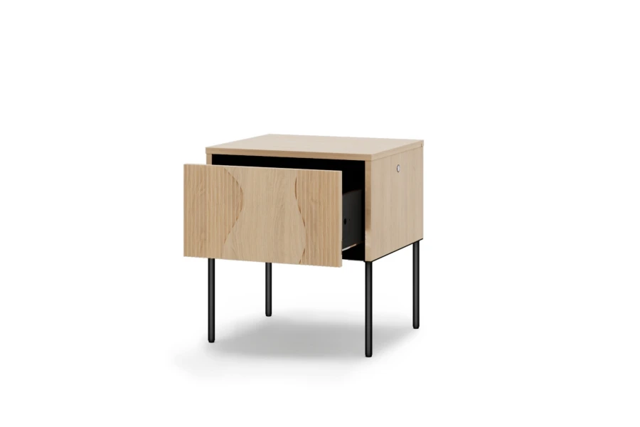 Moderner Nachttisch aus hellem Holz mit schwarzem Metallgestell und offener Schublade.