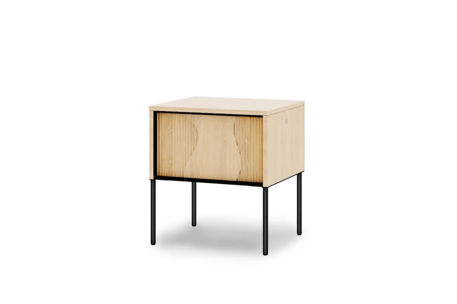 Stilvoller Beistelltisch aus hellem Holz mit strukturiertem Wellendesign und schwarzen Füßen.
