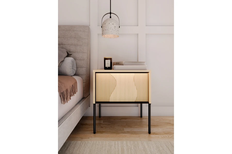 Moderner Nachttisch in Eiche mit geriffelter Front und schwarzen Metallbeinen im Schlafzimmer.