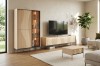 Helle Holzvitrine und passendes TV-Lowboard mit quadratischem Couchtisch im minimalistischen Look.