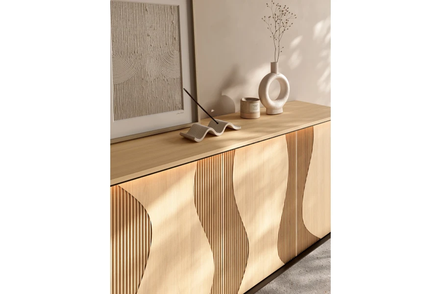 Nahaufnahme der strukturierten Holzfront eines Sideboards mit moderner Deko und Vase.