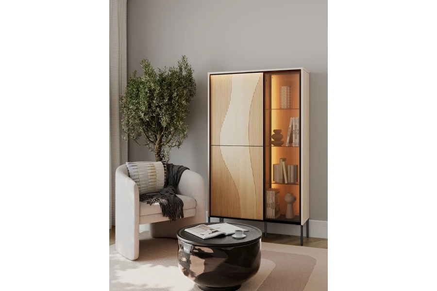 Stilvolle Vitrine mit Glasfront und Innenbeleuchtung in einer modernen Wohnzimmereinrichtung.