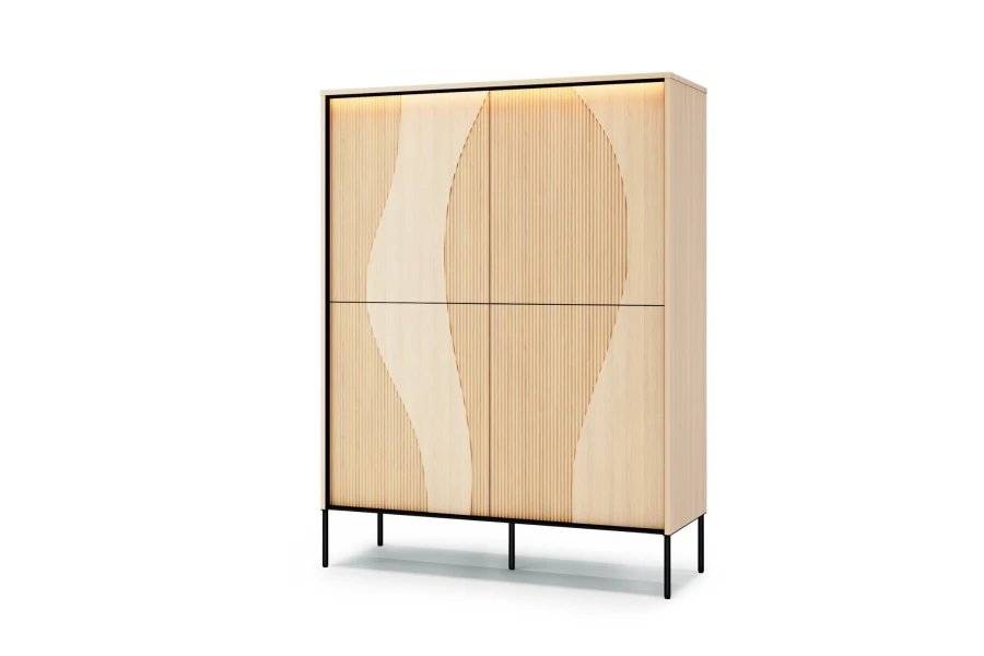 Moderner Highboard-Schrank aus hellem Holz mit Rillenstruktur und schwarzen Metallbeinen.