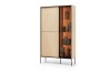 Beleuchtete Vitrine aus hellem Holz mit Glasfront, dekoriert mit Büchern und Vasen.