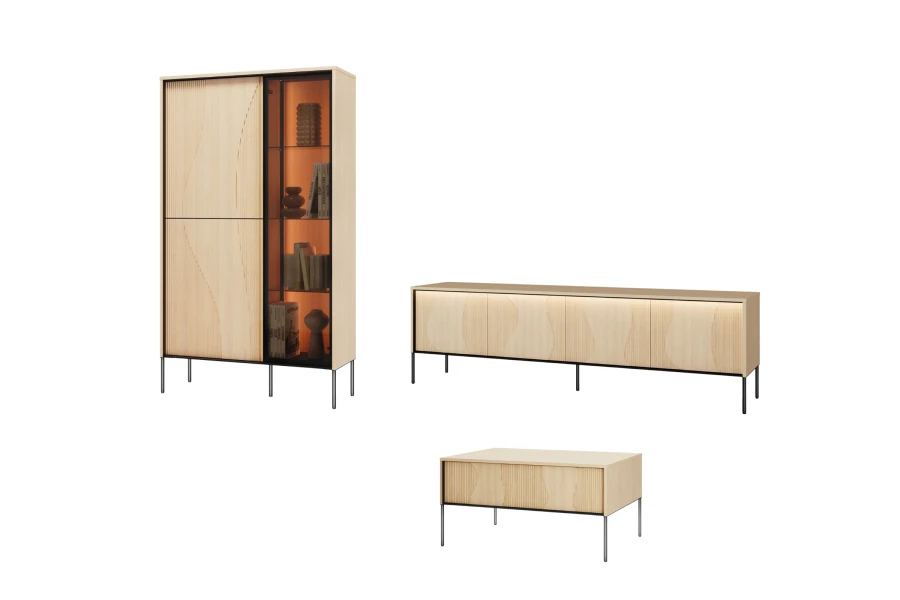 Möbel-Set aus hellem Holz mit Wellendesign: Vitrine, Sideboard und kleiner Couchtisch auf Metallbeinen.