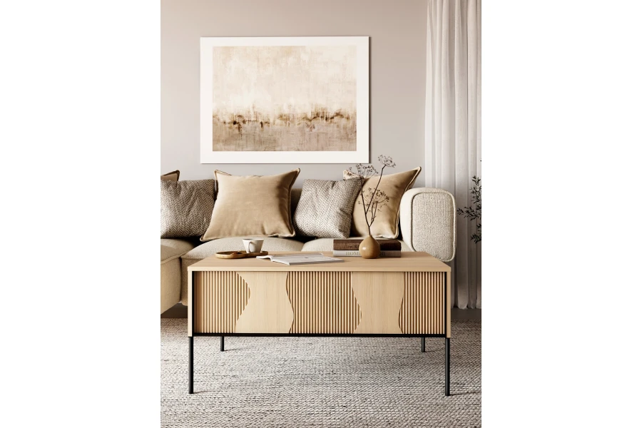Moderner Couchtisch aus heller Eiche mit Rillendesign im skandinavischen Wohnzimmer.
