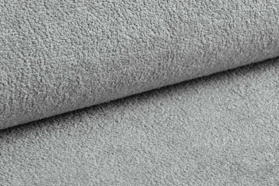 Nahaufnahme von hellgrauem Bouclé-Stoff mit weicher Textur.