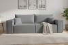 Elegantes graues Sofa in einem hellen Wohnzimmer mit Teppich und Dekoration.