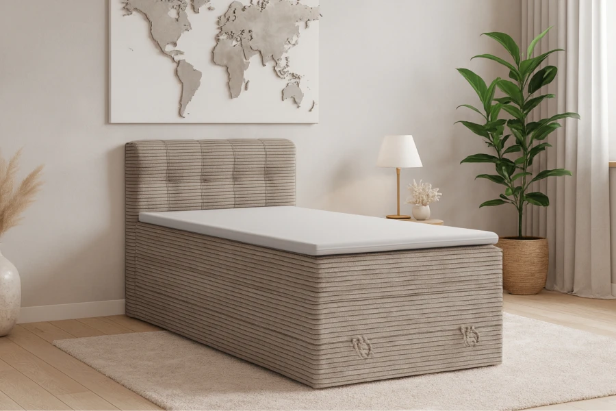 Modernes beige Cord-Boxspringbett in einem hellen Schlafzimmer mit Pflanze und Weltkarte an der Wand.
