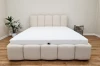 Frontale Ansicht eines modernen Polsterbetts in Beige mit charakteristischem Block-Design.