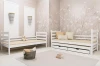 Zwei weiße Kinderbetten aus Holz in einem modern eingerichteten Kinderzimmer.