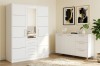 Weißer Kleiderschrank mit Spiegel und passende Kommode für ein modernes Schlafzimmer.