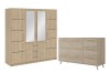 Modernes Schlafzimmer-Set in Eiche Hell mit großem Spiegelschrank und Sideboard.