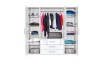 Offener weißer Kleiderschrank mit Kleidung, Koffern und Schubladen.