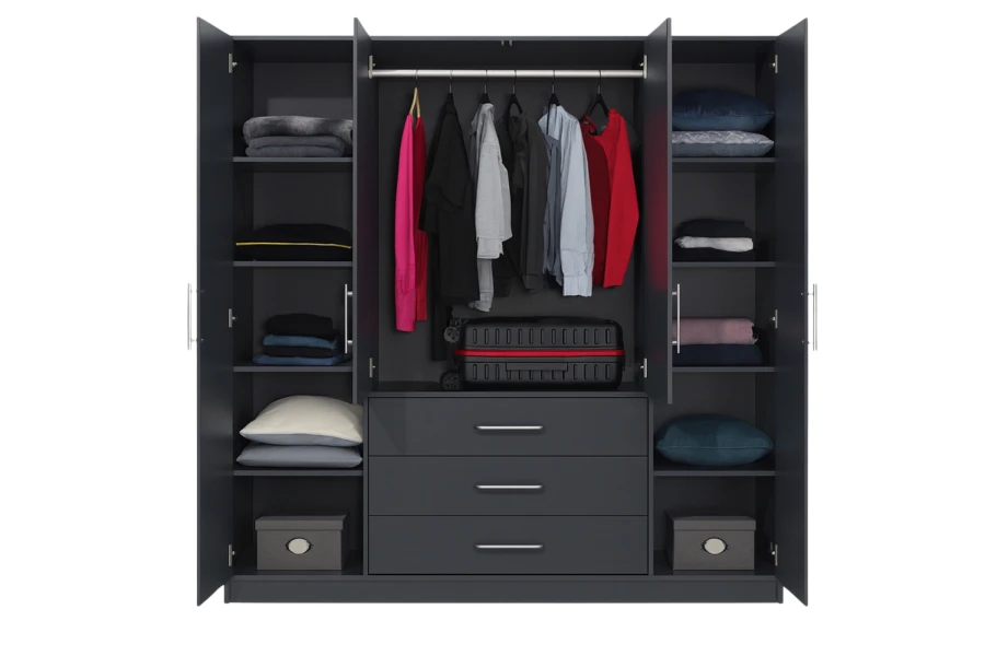 Anthrazitfarbener Kleiderschrank offen mit Kleidung und schwarzem Koffer.