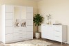 Modernes weißes Schlafzimmer-Set mit Spiegelschrank und Kommode.