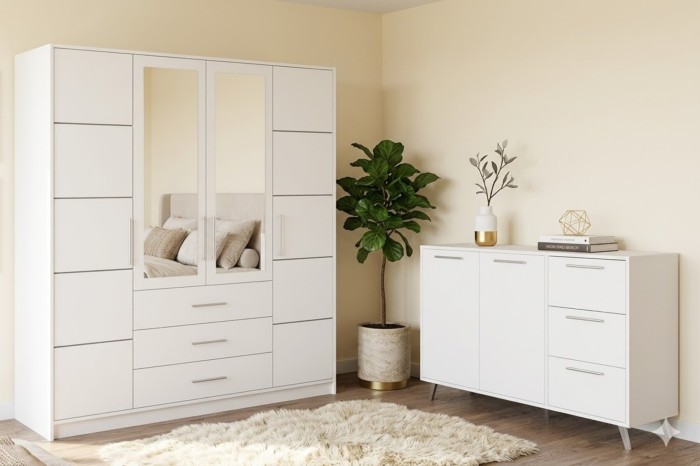 Modernes weißes Schlafzimmer-Set mit Spiegelschrank und Kommode.
