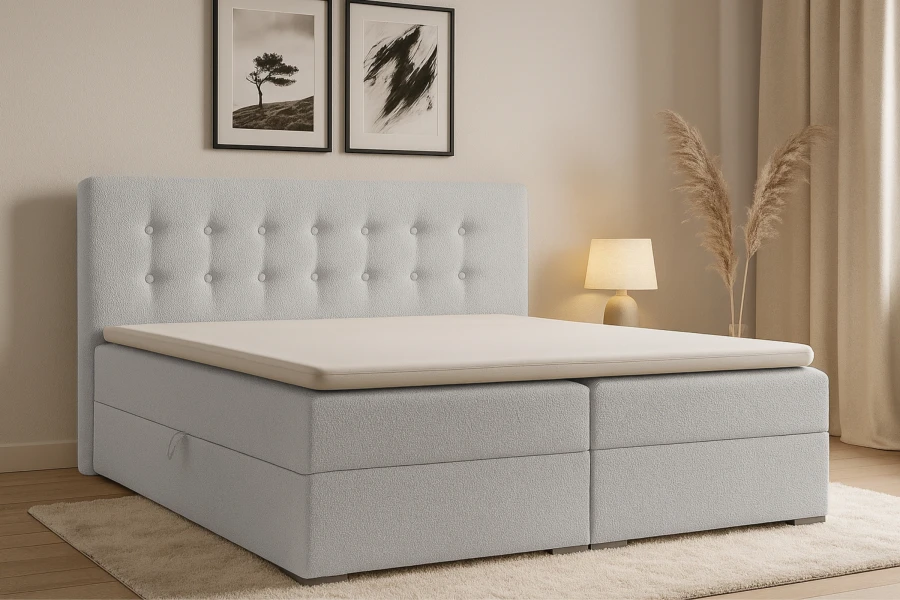 Hellgraues Boxspringbett im modern gestalteten Schlafzimmer-Ambiente.