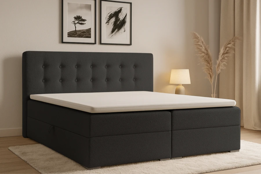 Schwarzes Boxspringbett mit gestepptem Kopfteil im Schlafzimmer-Ambiente.