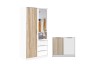 Weißer Kleiderschrank und Sideboard mit Eichen-Lamellen und Spiegel für das Schlafzimmer.