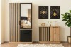 Einrichtungsidee Schlafzimmer: Eichen-Kleiderschrank und Kommode im modernen Lamellen-Look.