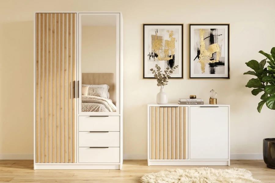 Schlafzimmer Inspiration in Weiß: Lamellen-Kleiderschrank und Sideboard mit Holz-Akzenten.