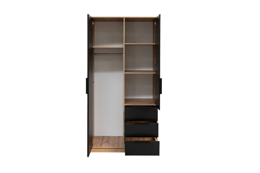 Geöffneter Kleiderschrank zeigt praktische Innenaufteilung mit Kleiderstange und Fächern.