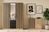 Schlafzimmerset: Kleiderschrank und Kommode in Eiche-Optik mit Lamellen-Dekor.