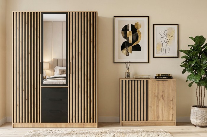 Schlafzimmerset: Kleiderschrank und Kommode in Eiche-Optik mit Lamellen-Dekor.