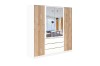 Weißer Kleiderschrank mit Spiegel, dekorativen Holzlamellen und drei Schubladen.