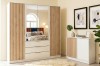 Moderner weißer Kleiderschrank mit Holzlamellen, Spiegeln und passender Kommode im Schlafzimmer.