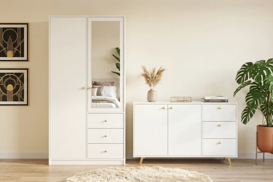 Helles Schlafzimmer-Set mit weißem Kleiderschrank und Kommode für ein freundliches Ambiente.