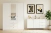 Weißes Möbel-Set fürs Schlafzimmer: Schrank mit Spiegel und Sideboard.