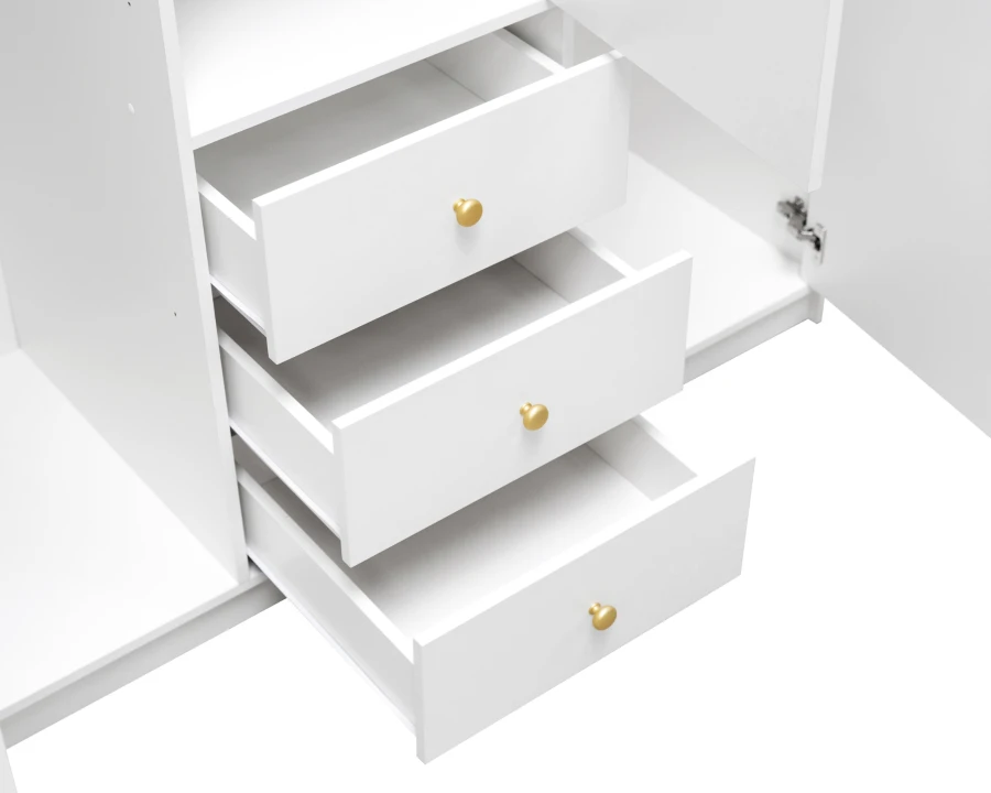 Detailansicht von drei weißen Schubladen mit eleganten goldenen Griffen.