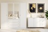 Helles Schlafzimmer-Set in Weiß mit Schrank, Kommode und goldenen Akzenten.