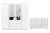 Weißer Kleiderschrank mit Spiegeln und passende Kommode mit eleganten goldenen Griffen.