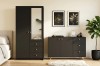 Schwarzer Kleiderschrank mit Spiegel und passendes Sideboard mit goldenen Akzenten.