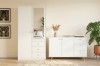 Weißer Kleiderschrank mit Spiegel und elegante weiße Kommode für das Schlafzimmer.