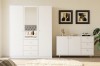 Weißer 3-türiger Kleiderschrank mit Spiegel und passendes Sideboard mit Goldgriffen.