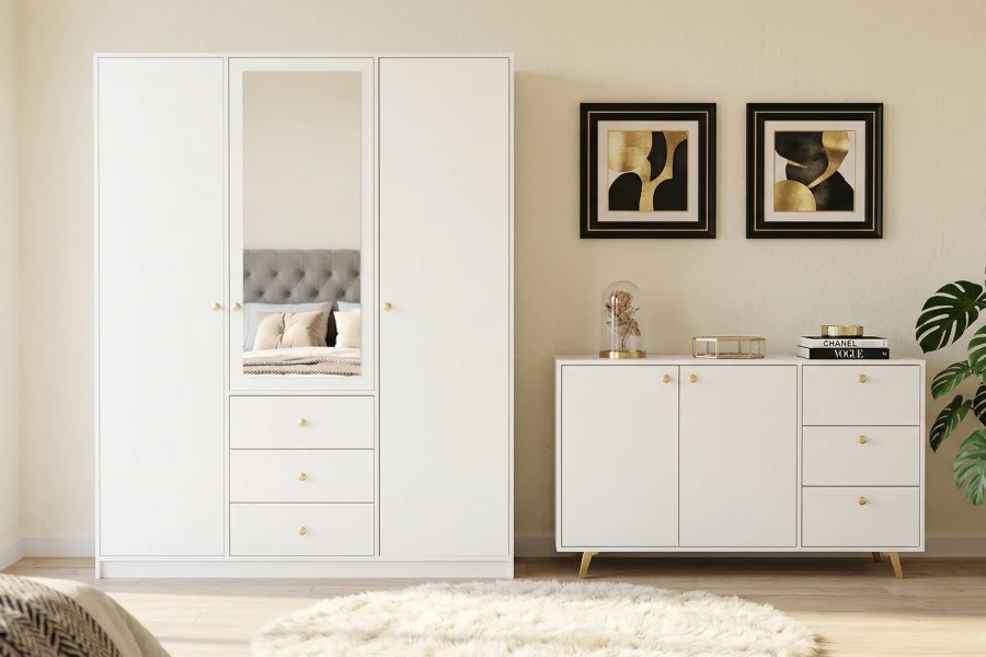 Weißer 3-türiger Kleiderschrank mit Spiegel und passendes Sideboard mit Goldgriffen.