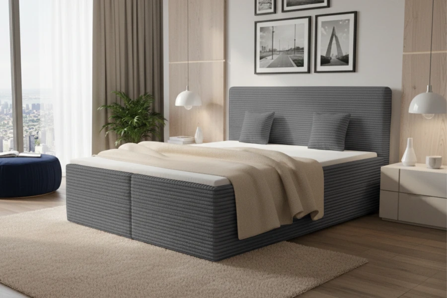 Modernes Boxspringbett in Grau vor einer stilvollen Wand mit Holzdekor.