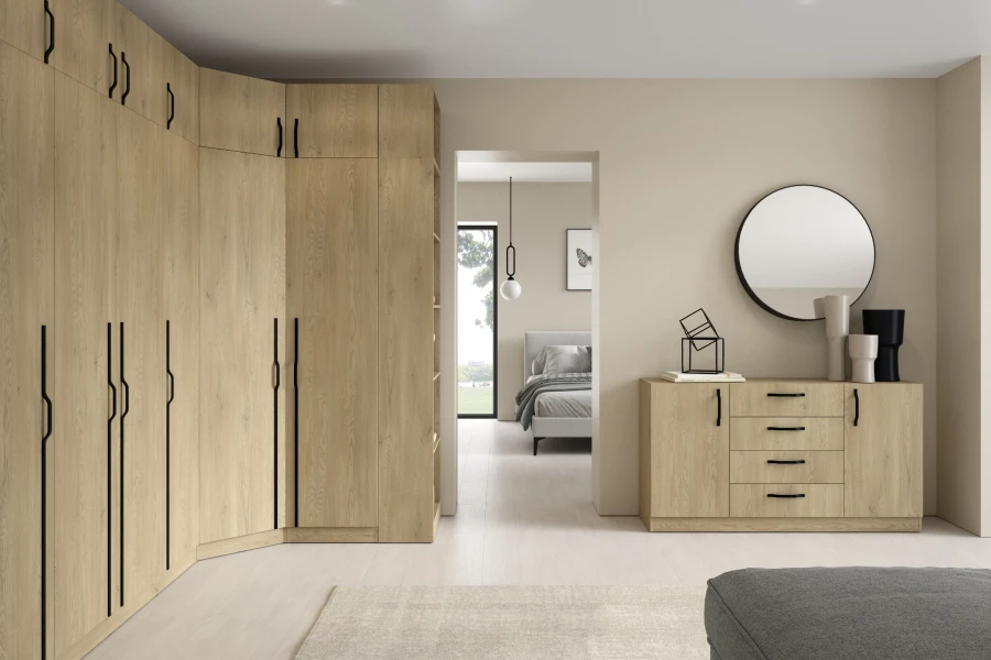 Eckkleiderschrank in Eiche hell mit markanten schwarzen Griffen für modernes Schlafzimmer-Design.