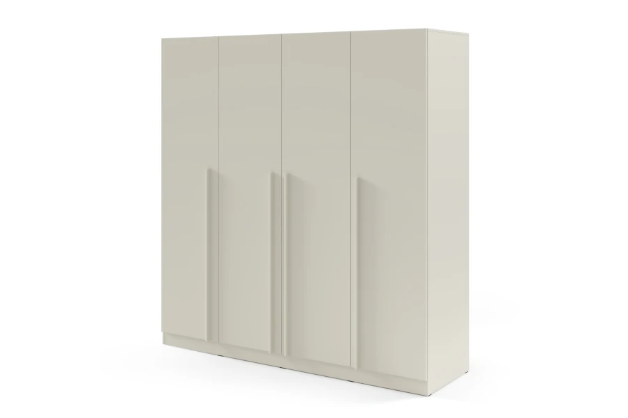 4-türiger Kleiderschrank Brisso in Kaschmir Beige mit langen vertikalen Griffen.