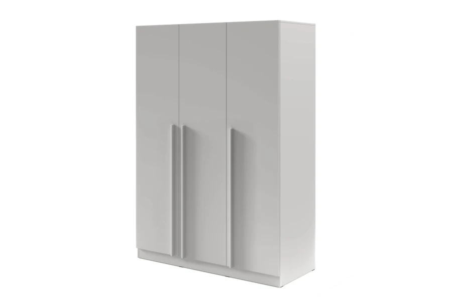Moderner dreitüriger Kleiderschrank in hellem Grau mit schlanken, langen Türgriffen.