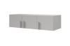 Minimalistisches graues Sideboard mit drei Türen und schlichten vertikalen Griffen.