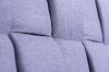 Nahaufnahme blauer Stoffbezug mit quadratischer Steppung für Polsterbett-Kopfteil.