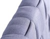 Detailansicht der gepolsterten Kante eines modernen Kopfteils in blaugrauem Webstoff.