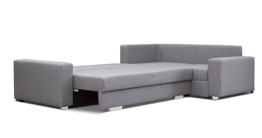 Graues Ecksofa mit ausgezogener Schlaffunktion vor weißem Hintergrund.