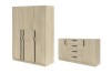 Moderner 3-türiger Kleiderschrank und Sideboard in heller Eiche mit schwarzen Metallgriffen.