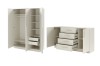 Geöffneter beige Kleiderschrank mit Innenschubladen und Sideboard mit vielseitigem Stauraum.